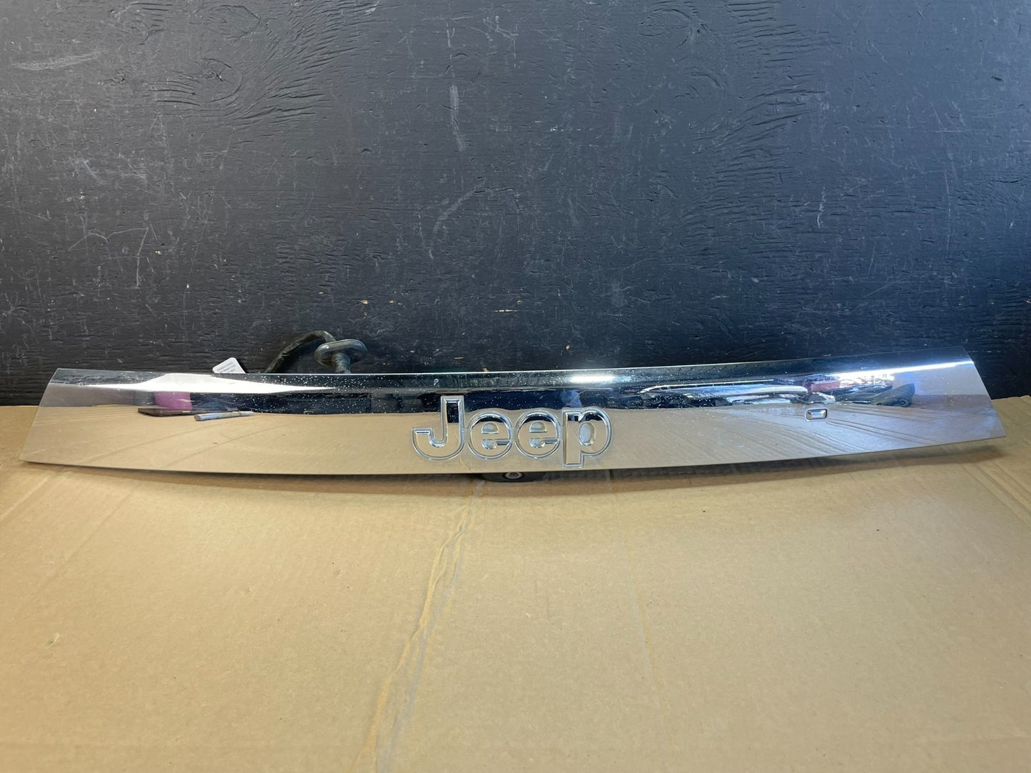 2011-2013 Jeep Grand Cherokee Liftgate Garnish Molding Trim W/ Camera AC9681 DG0