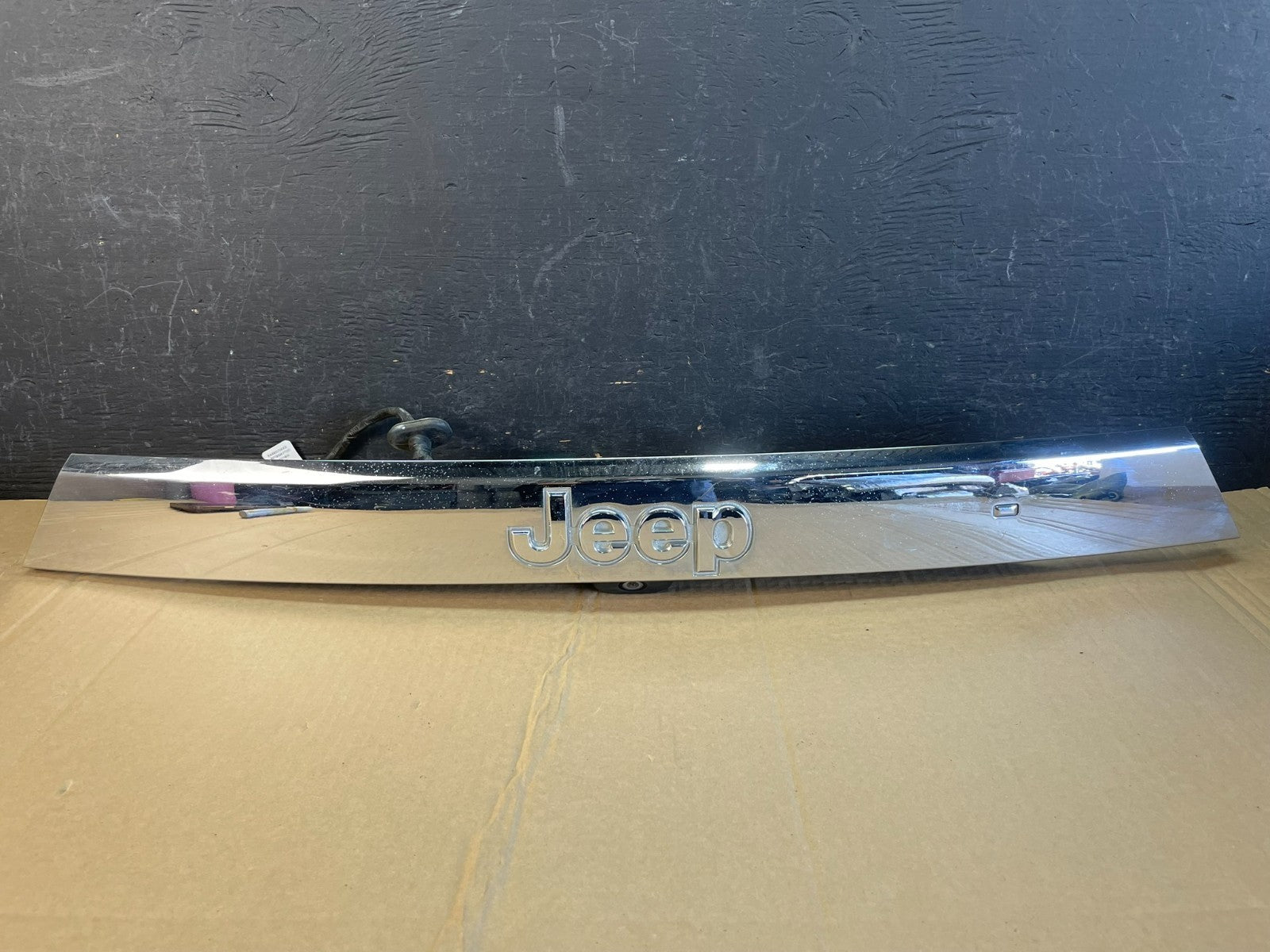 2011-2013 Jeep Grand Cherokee Liftgate Garnish Molding Trim W/ Camera AC9681 DG0