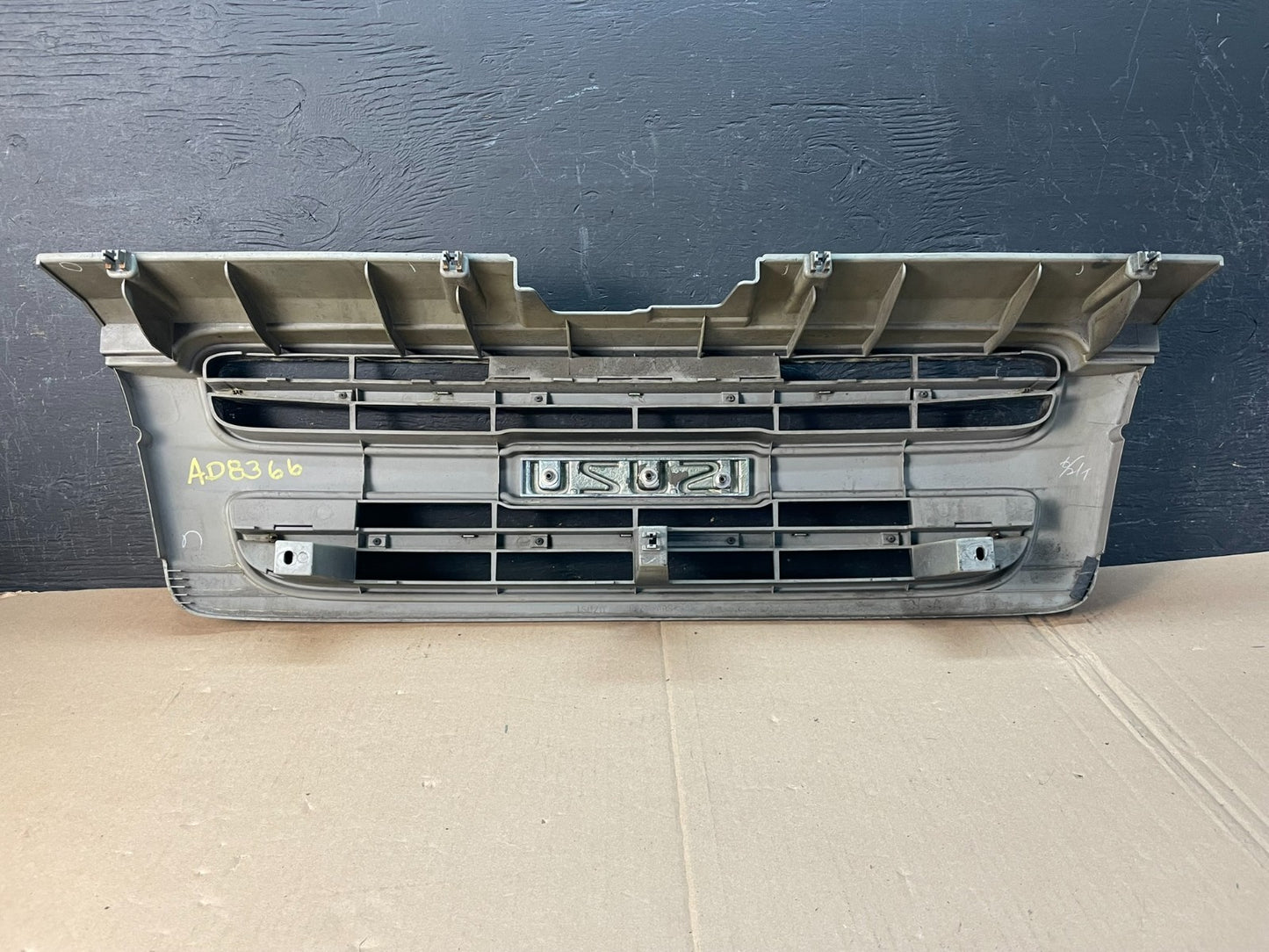 1998 1999 Isuzu Trooper Front Upper Grill Grille AD8366 DG3