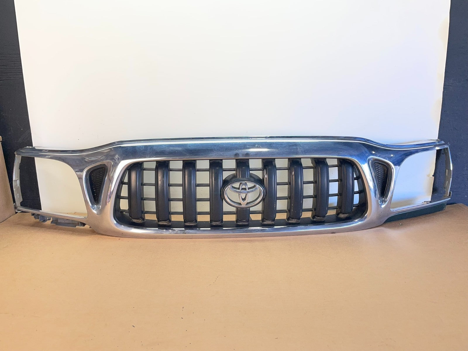 2001 to 2004 Toyota Tacoma Front Upper Grill Grille AF8606 DG0