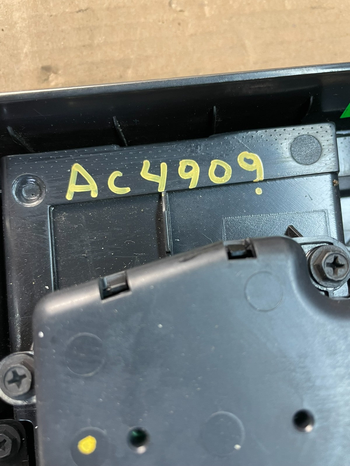 2008 to 2012 Jeep Liberty Dash Climate Temperature Control Radio Bezel ac4909 DG6