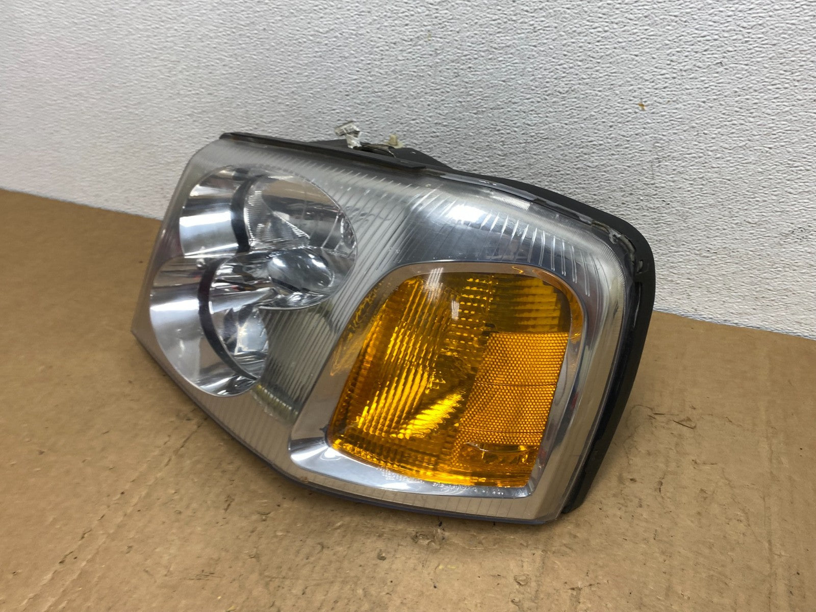 2002 to 2009 Gmc Envoy Left Driver Lh Side Headlight Halogen AD1395 DW1