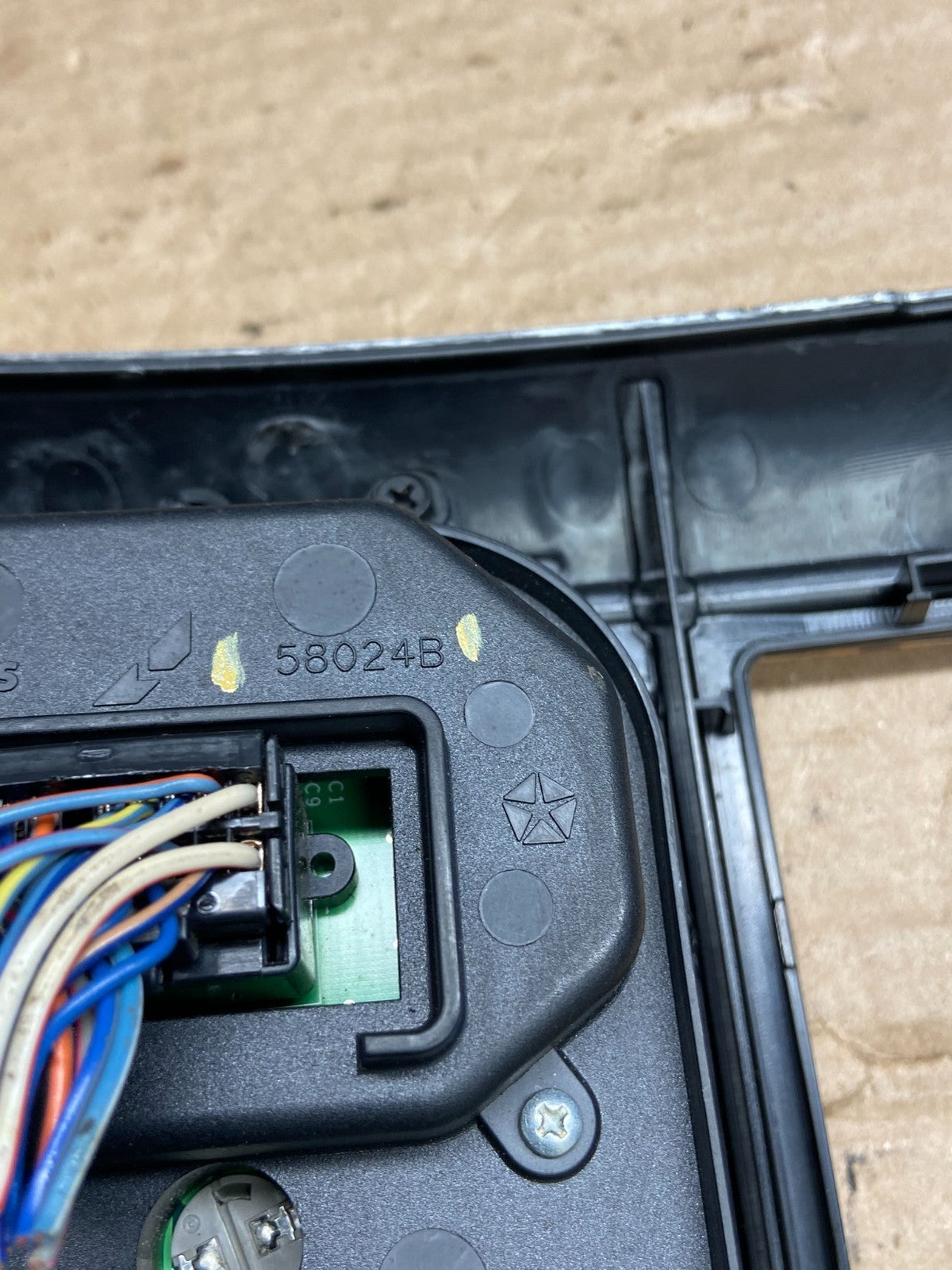 2007-2009 Chrysler Aspen Heat Climate Temperature Control Radio Bezel AF2190 DG5