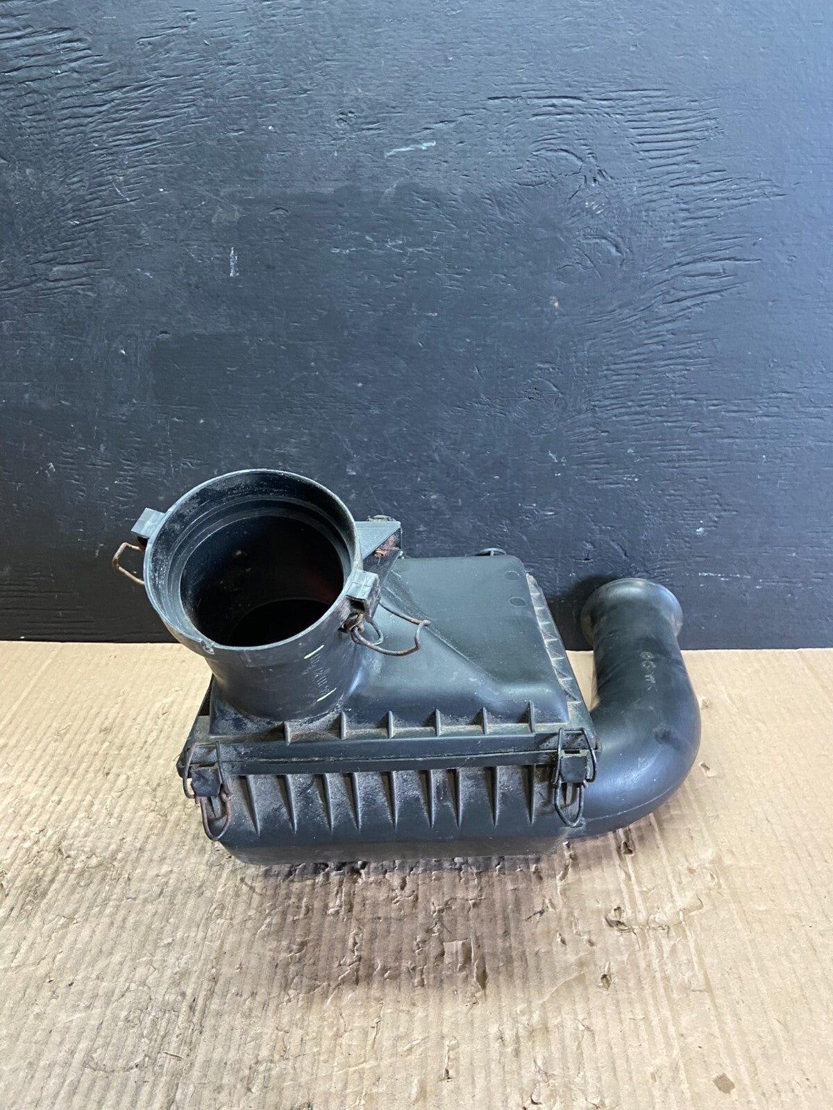 1995 to 1997 Jaguar XJ Air Filter Box Cleaner D2821 Oem DG13