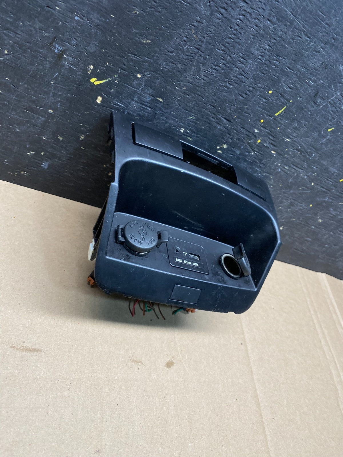 2011-2013 Kia Sorento Center Seat Heater Switches Aux USB Power Outlet R8730 DG1