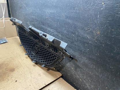 2002 2003 Mazda MPV Front Upper Grille Grill Oem v9305 DG8