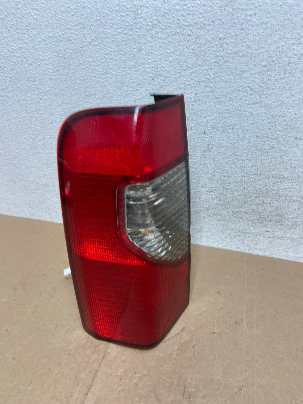 2002 2003 2004 Nissan Xterra Left Driver Side Tail Light AE6730 LK2