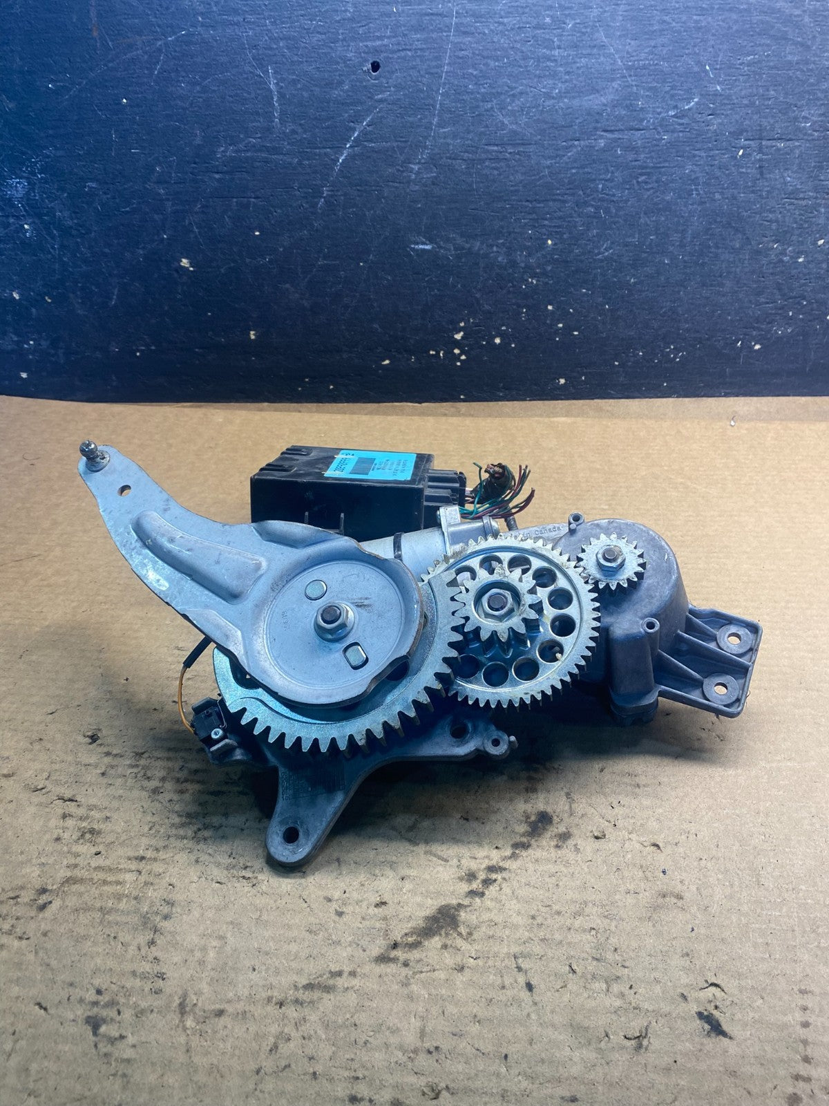 2009 to 2016 GMC Acadia Rear Trunk Liftgate Power Motor Actuator OEM AA0738 DG4
