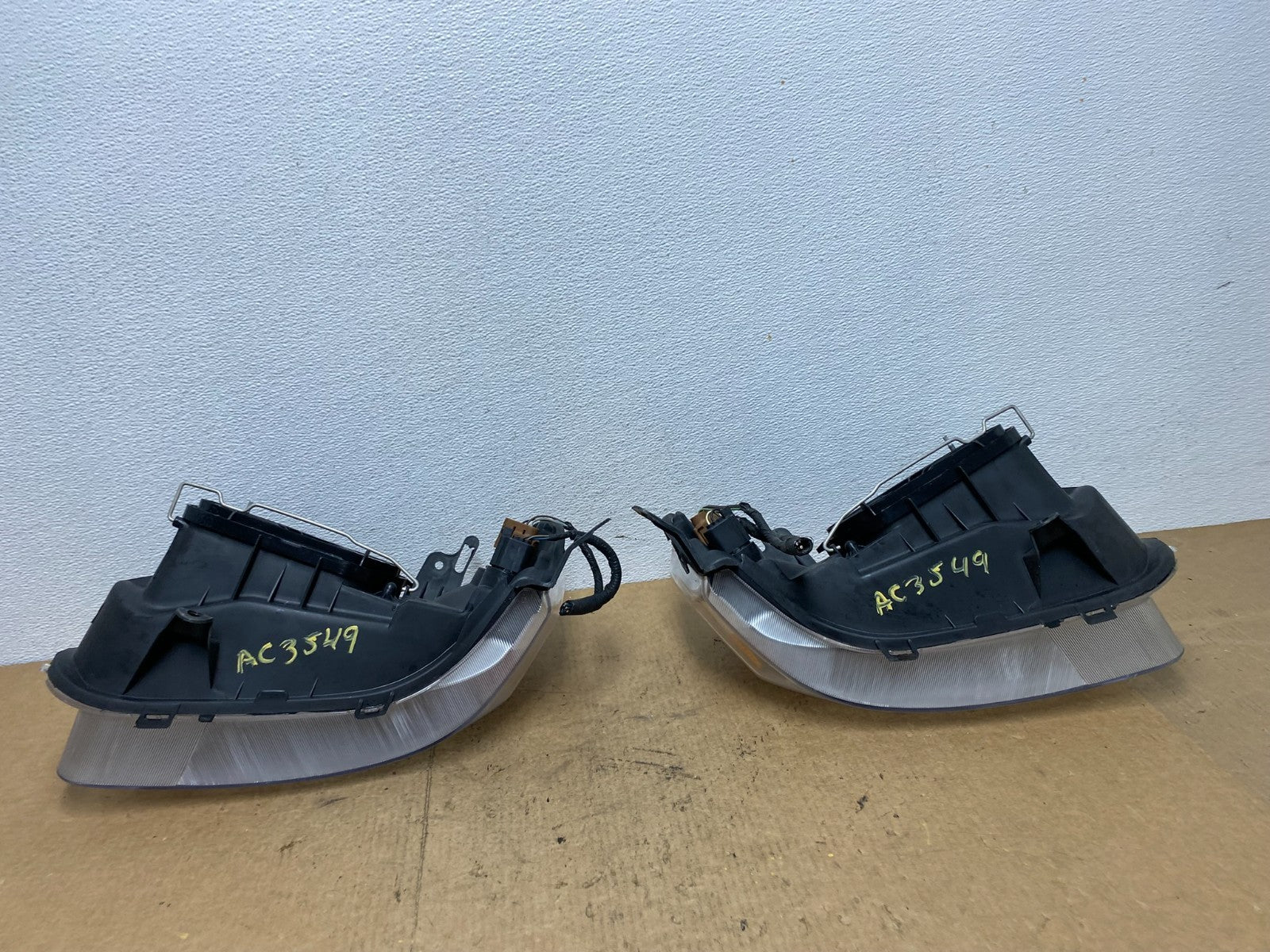 2005 - 2007 Ford Escape Headlights Left+Right Halogen AC3549 DW6