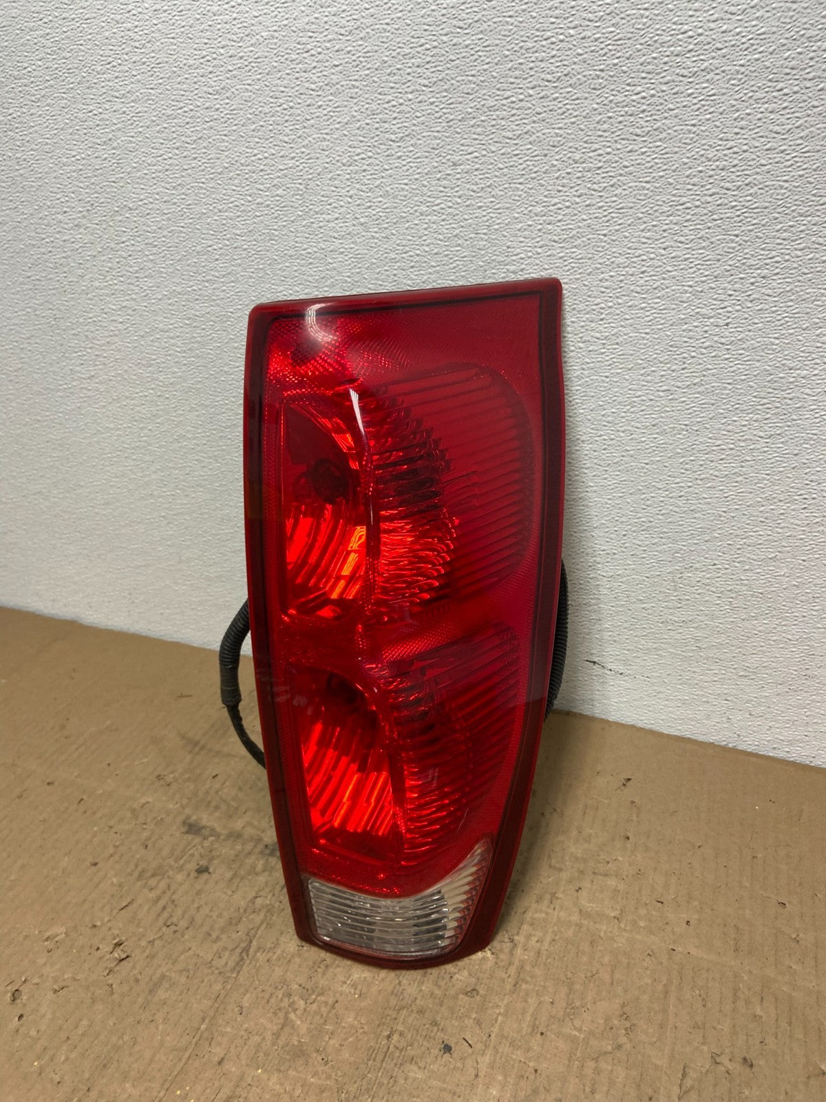 2002 - 2006 Chevrolet Avalanche Right Passenger Rh Side Tail Light OEM AB8539 DW0