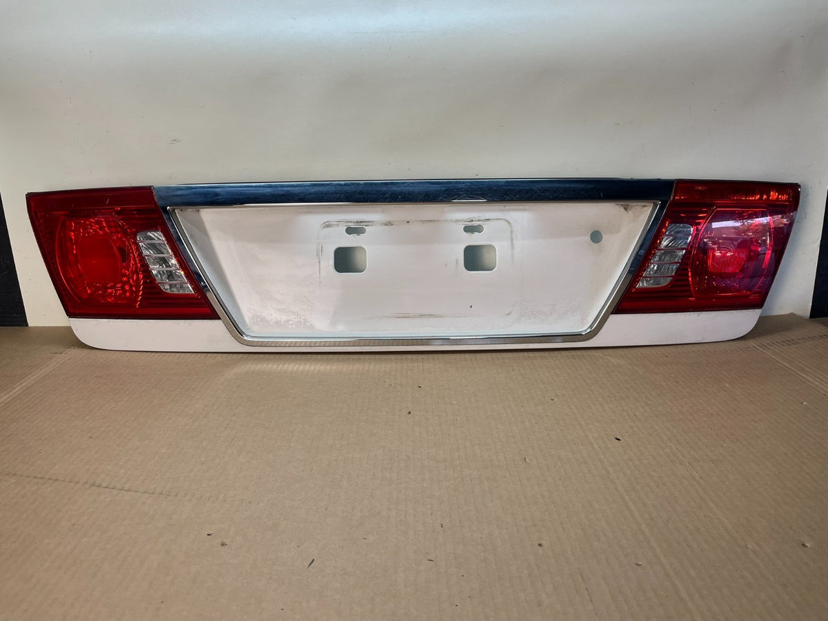 2003 to 2006 Kia Optima Rear License Plate Center Tail Light Panel AJ1046 DG0