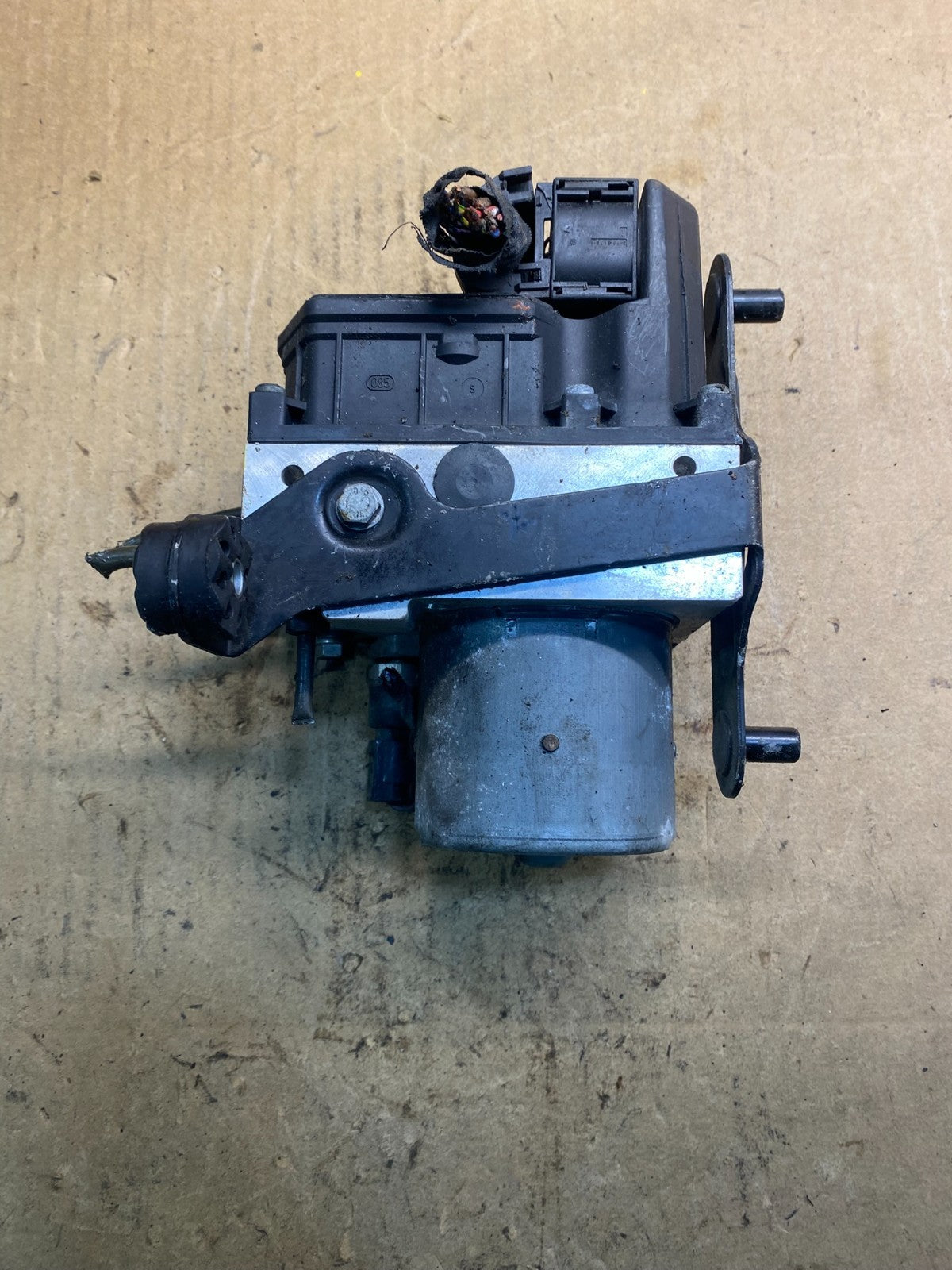 2004 BMW E65 745LI ABS Anti Lock Brake Pump Module 6766847 6766845 Z2404 PS0