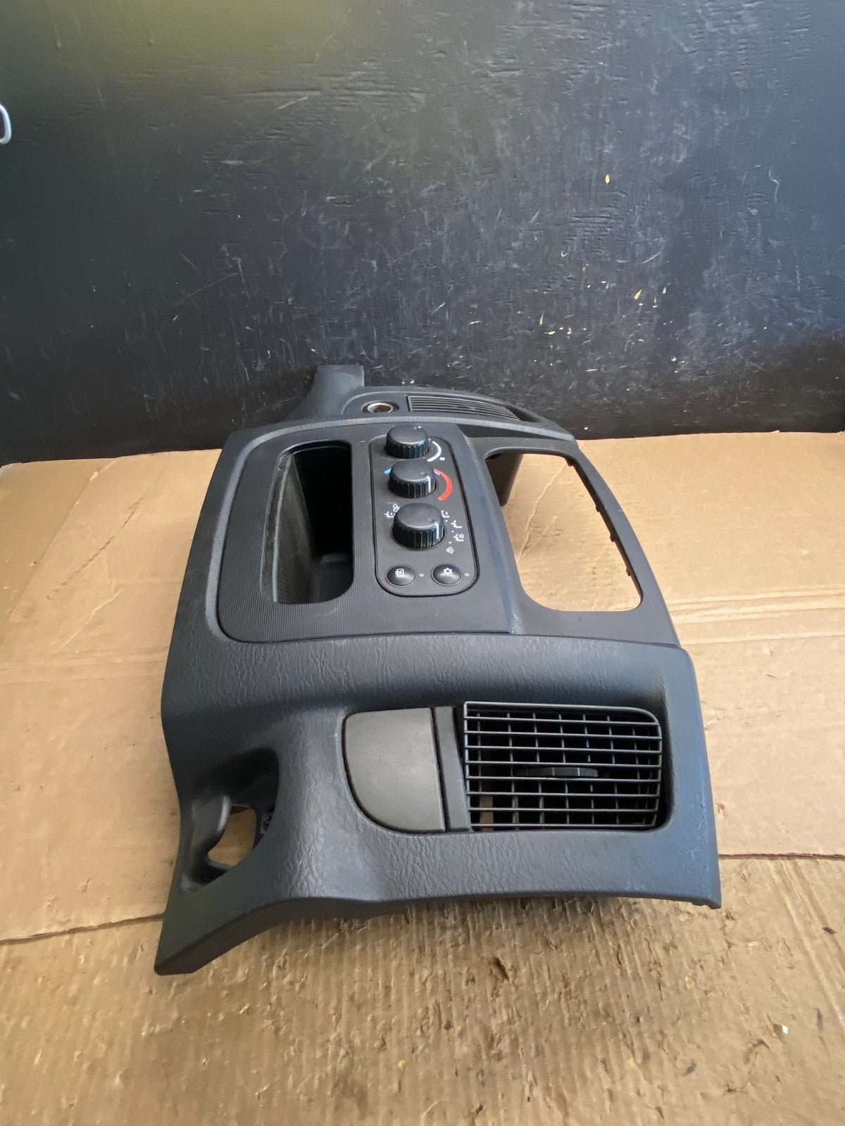 2002 to 2005 Dodge Ram Radio Climate Control Dash Air Vent Bezel Trim AF1982 DG2