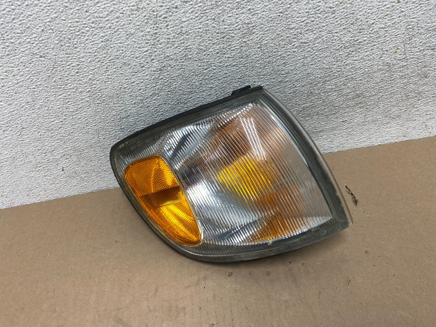 1998 to 2000 Toyota Sienna Right Turn Signal Side Marker Lamp AG6656 DW0