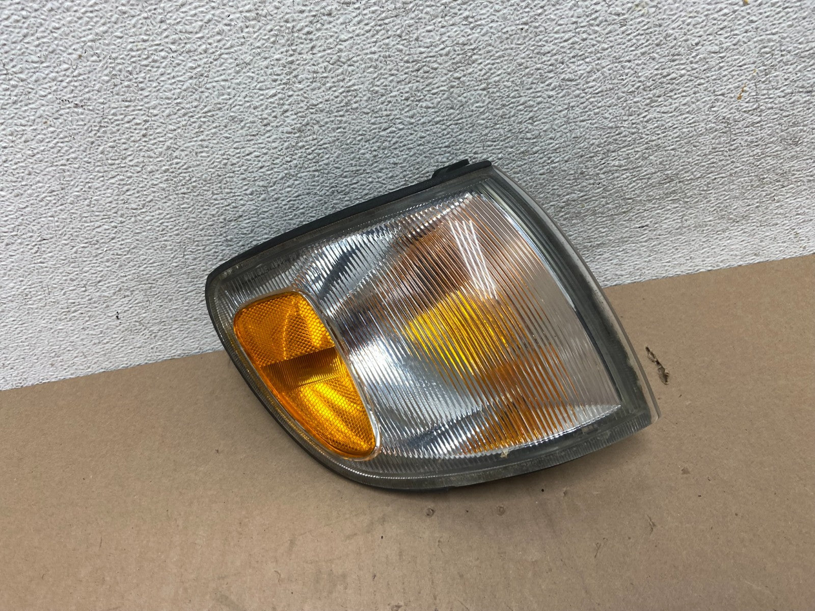 1998 to 2000 Toyota Sienna Right Turn Signal Side Marker Lamp AG6656 DW0