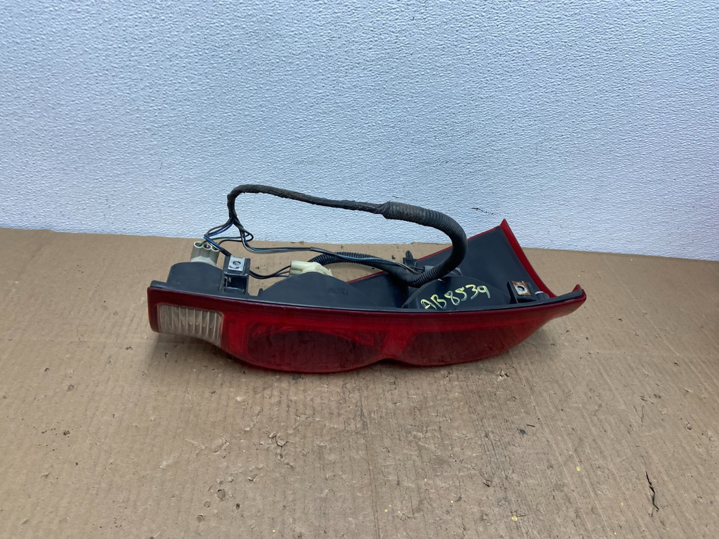 2002 - 2006 Chevrolet Avalanche Right Passenger Rh Side Tail Light OEM AB8539 DW4