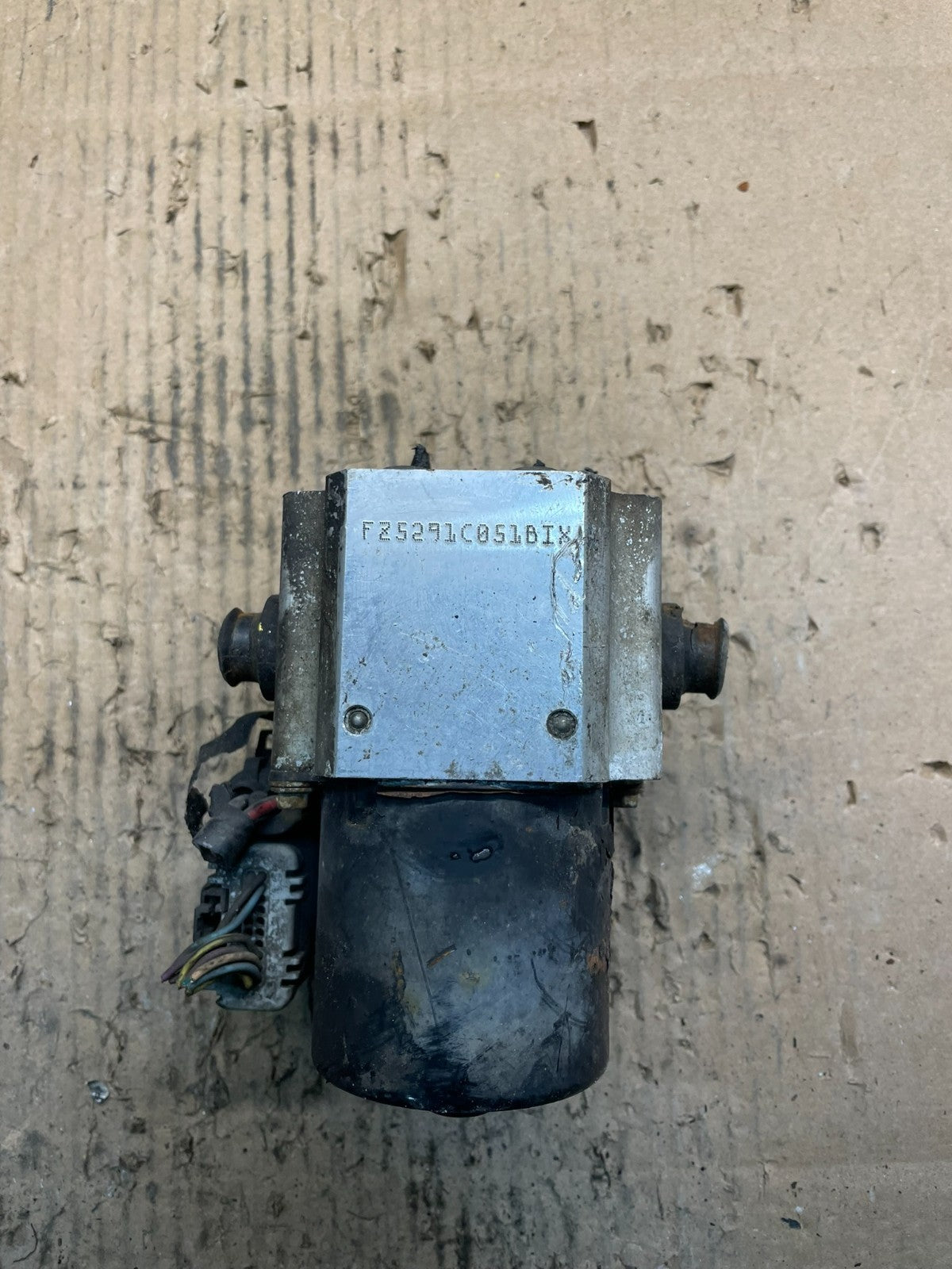 2004-2007 GMC Savana Express ABS Brake Pump Control 13567149 U9527 DG2