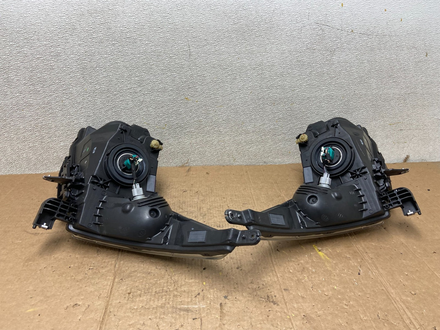 2011 to 2015 Chevrolet Cruze Halogen Left+Right Set Headlights AA35696