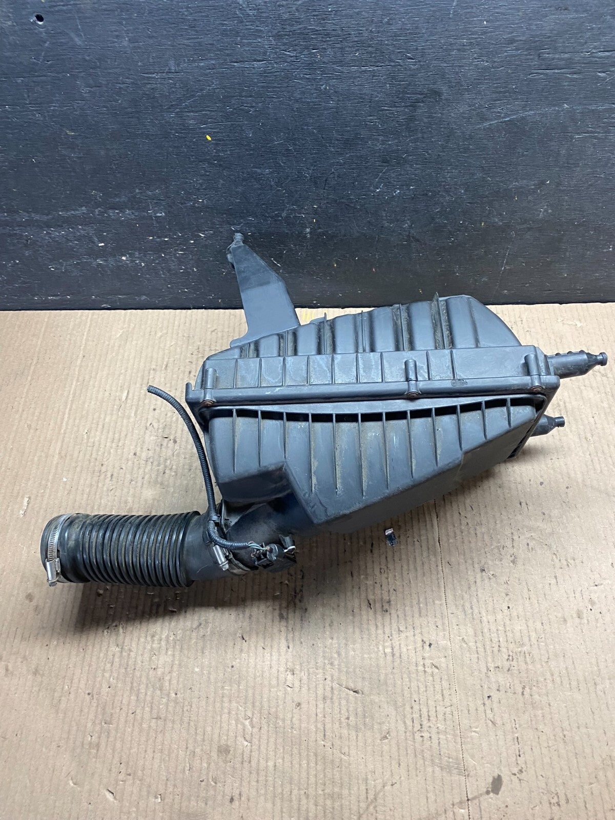 2010-2013 Land Rover Range Rover 5.0L Left Air Filter Cleaner Box C19592