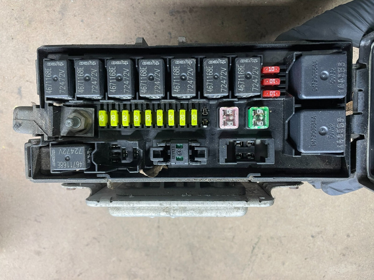 2007 Jeep Grand Cherokee Body Control Module BCM Power Fuse Box N1827 PS2