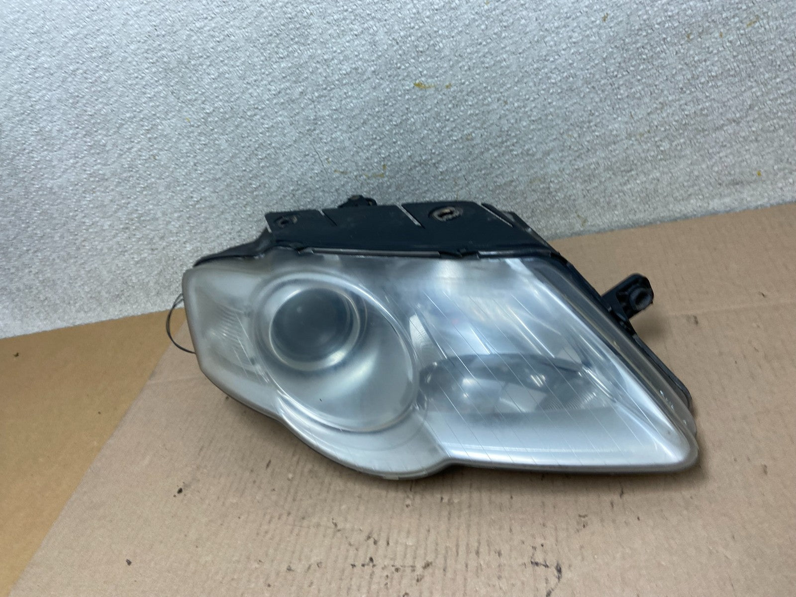 2006-2010 Volkswagen Passat Right Passenger Side Halogen Headlight Z3913 DW1
