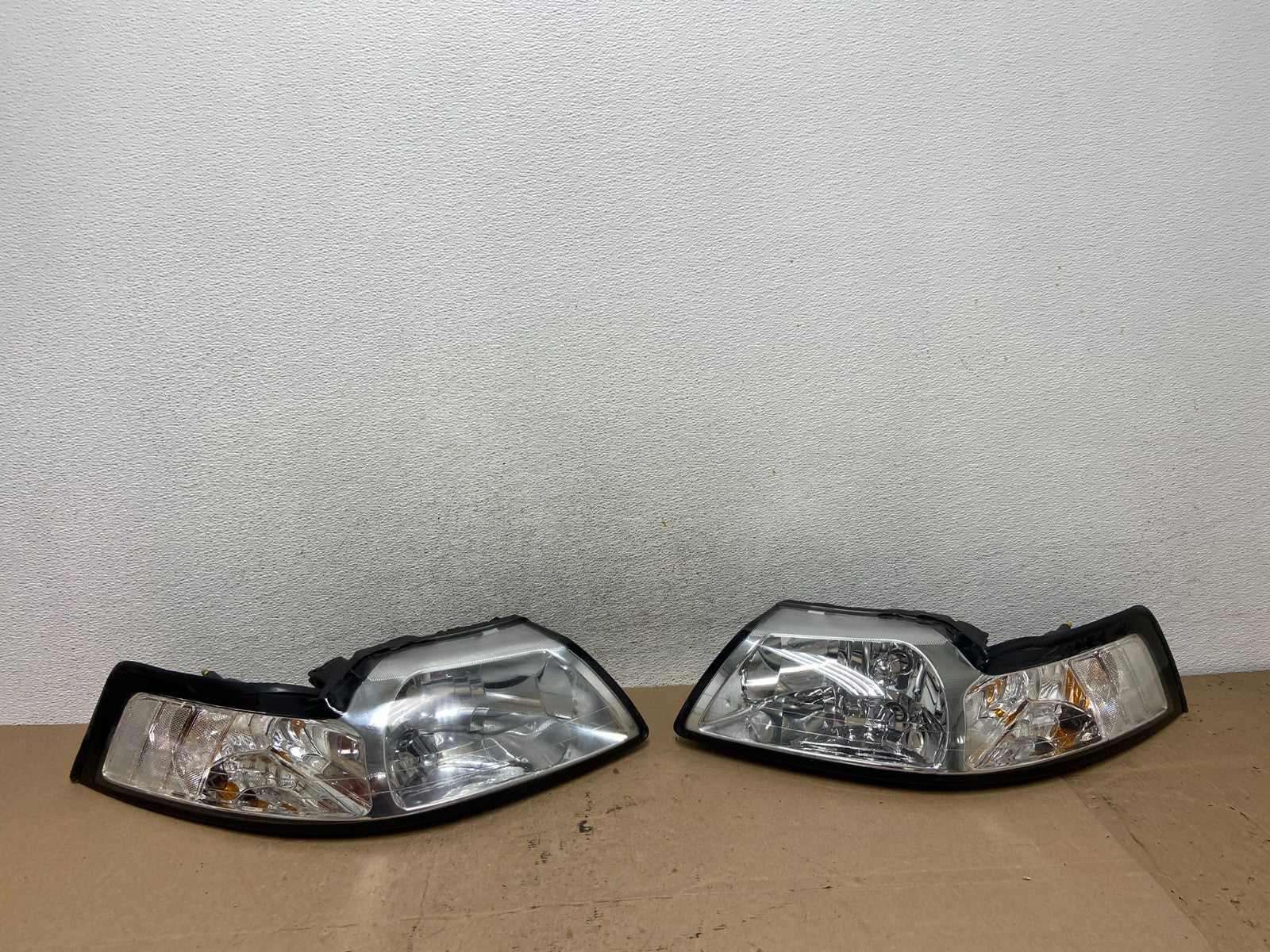 1999 to 2004 Ford Mustang Left+Right Set Side Headlights AF4516 DW0