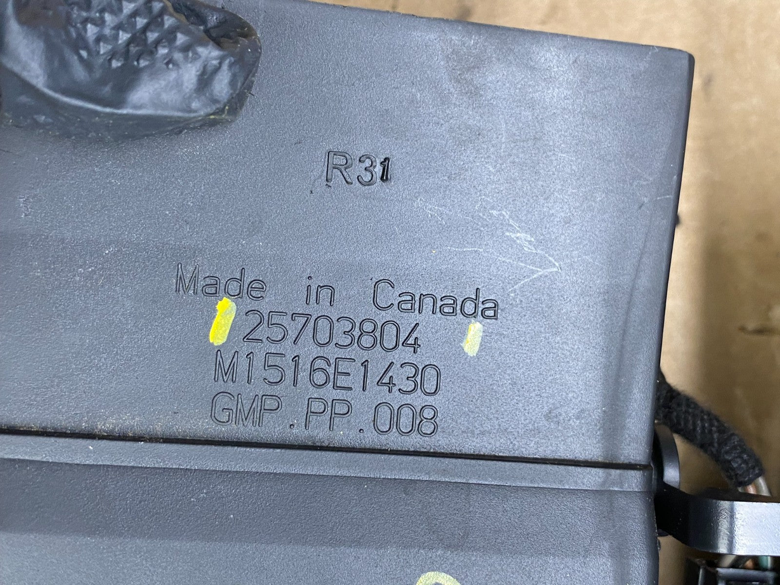 2004 to 2009 Cadillac SRX Front Center Dash A/C Air Vent w6610 DG5