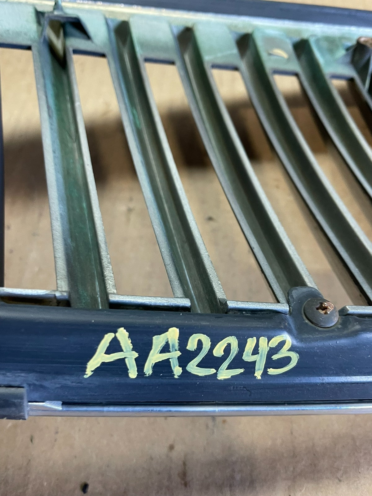 2002 to 2005 Hyundai Azera XG350 Front Upper Grill Grille W/Emblem OE  AA2243 DG6