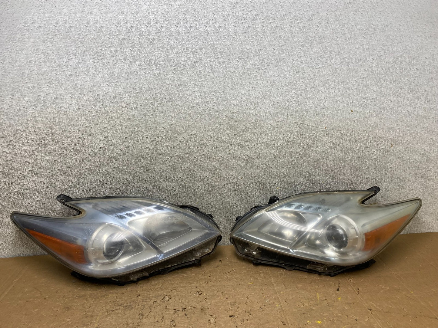 2010 - 2011 Toyota Prius Left+Right Blue Halogen Headlights V8299 DW0