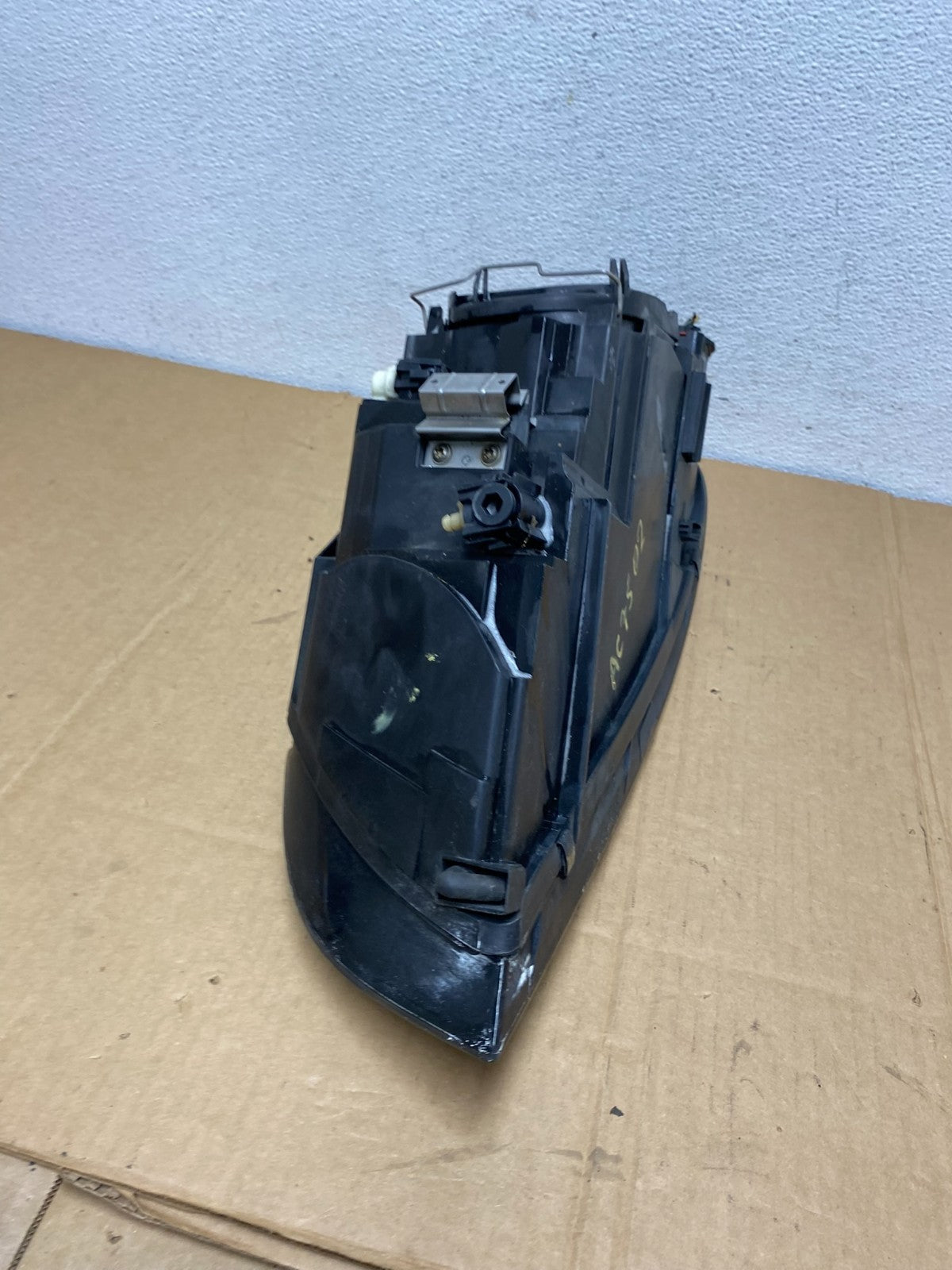 2004 to 2007 Volvo S40 Right Passenger Side Headlight AC7502 DW8