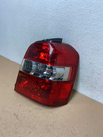 2004-2007 Toyota Highlander Right Passenger RH Side Tail Light AG4148 LK1