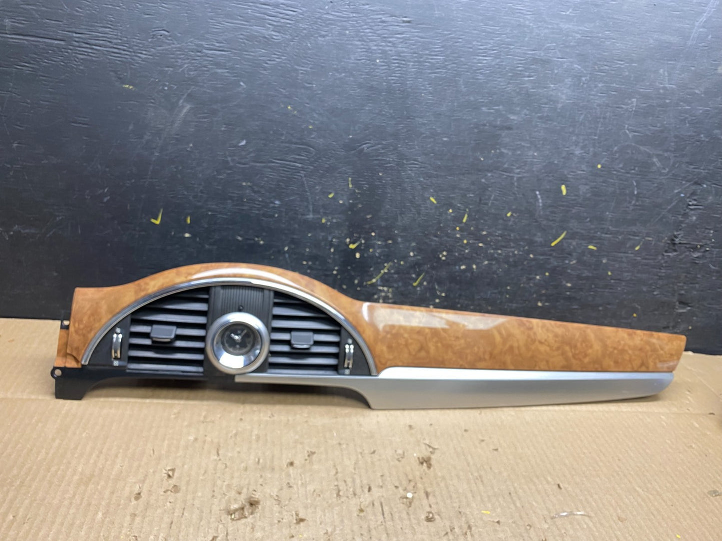 2008 to 2017 Buick Enclave Dash Center Clock Bezel Air Vent Trim Oem V1546 DG0