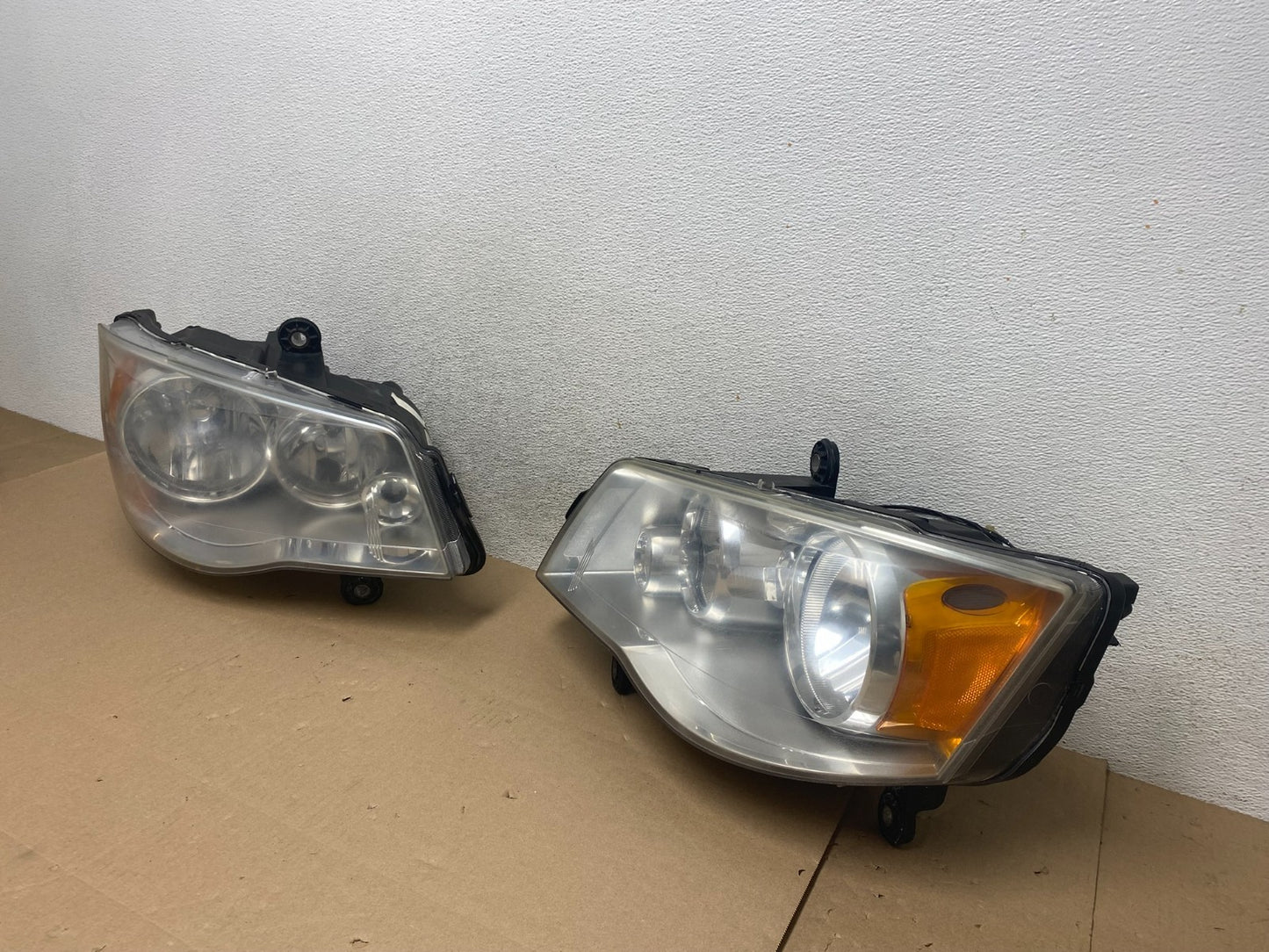 2008 to 2016 Chrysler Town and Country Left+Right Side Headlights AG5717 DW1