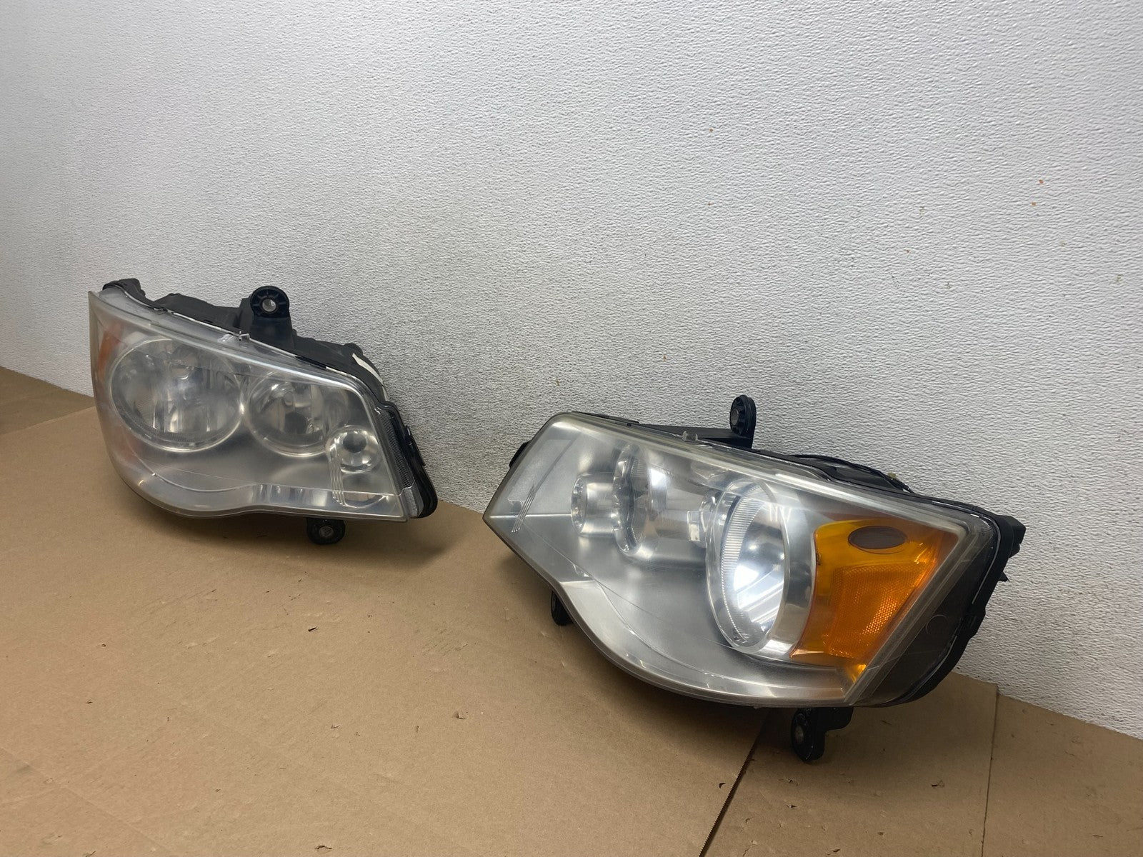 2008 to 2016 Chrysler Town and Country Left+Right Side Headlights AG5717 DW1