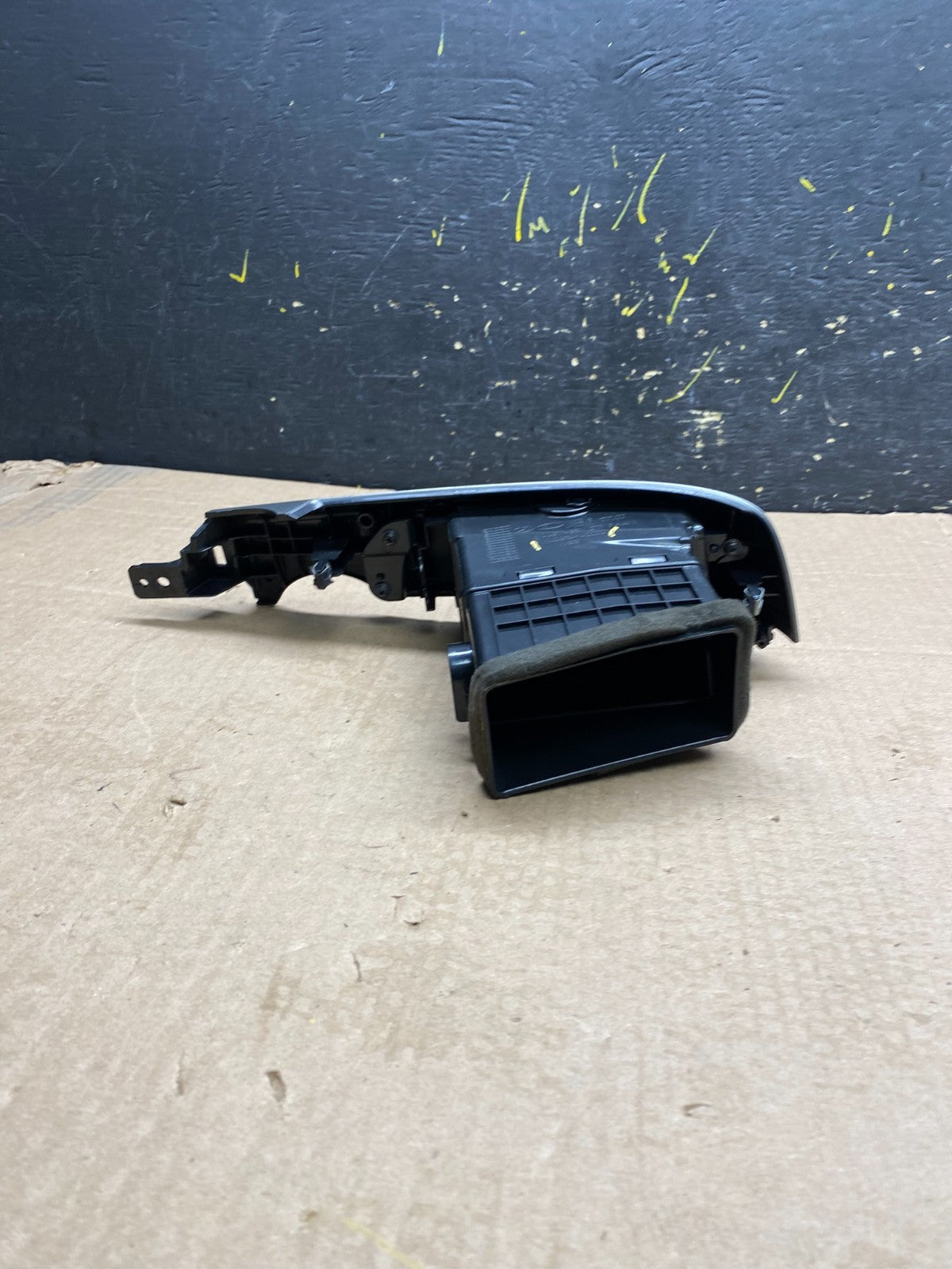 2006 - 2012 Kia Sedona Entourage Right Passenger RH Center Air Vent Y9905   DG3