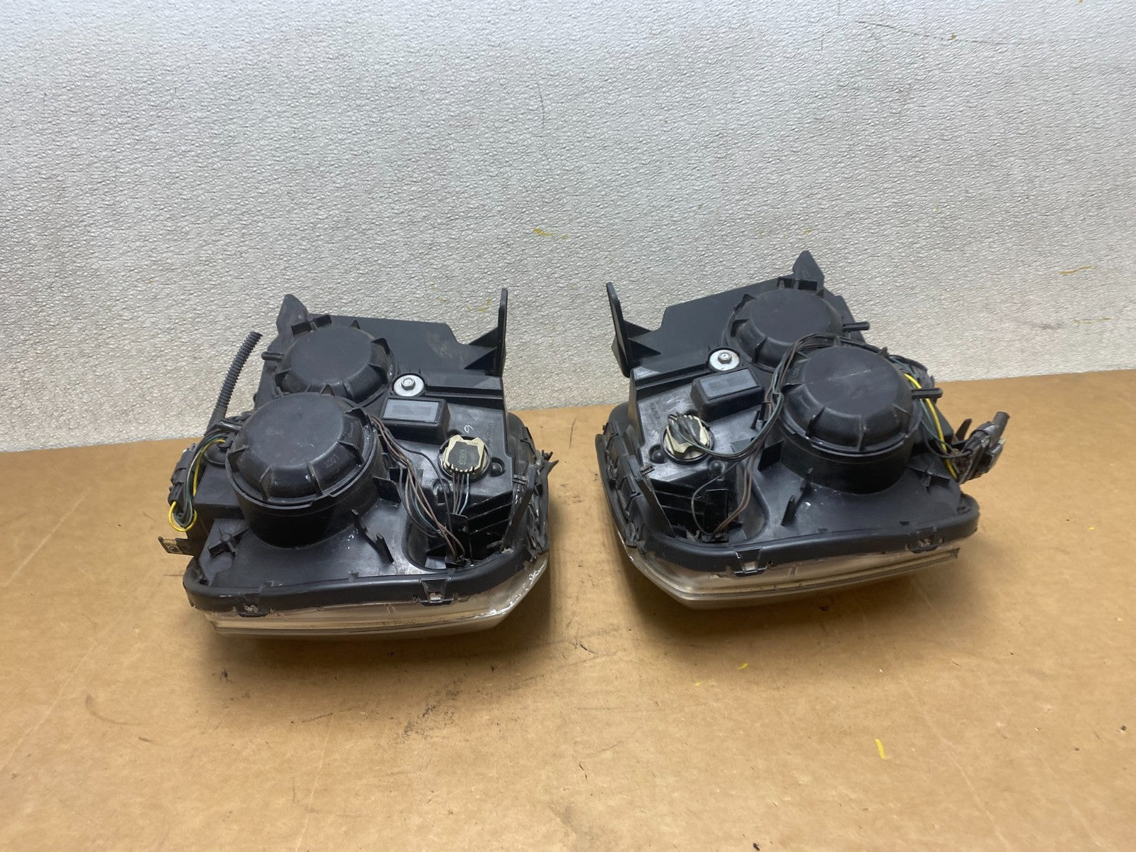 2010 to 2015 GMC Terrain Halogen Left+Right Side Headlights X4747 DW14