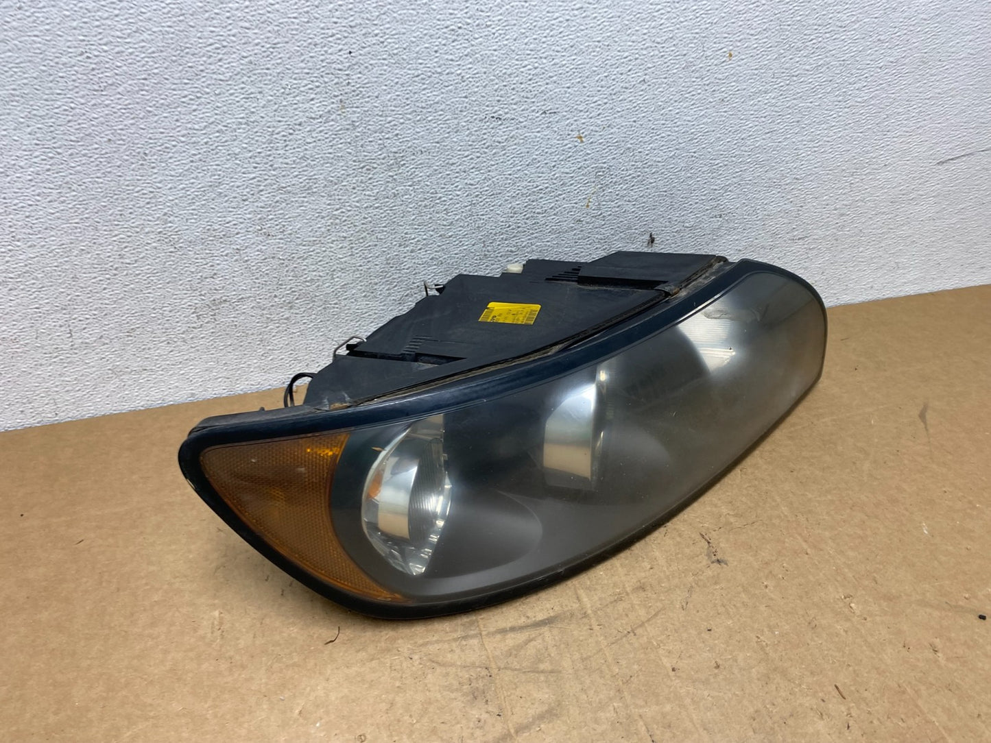 2004 to 2007 Volvo S40 Right Passenger Side Headlight AD6337 DW2