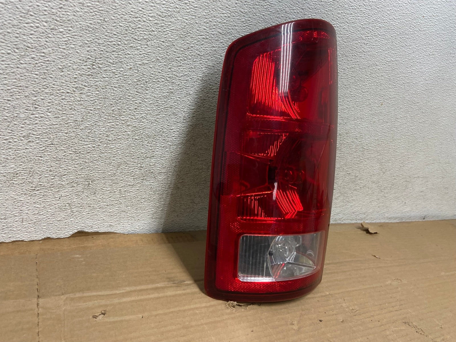 2002 to 2006 Dodge Ram 1500 Left Driver side Tail Light AG8140 LK1