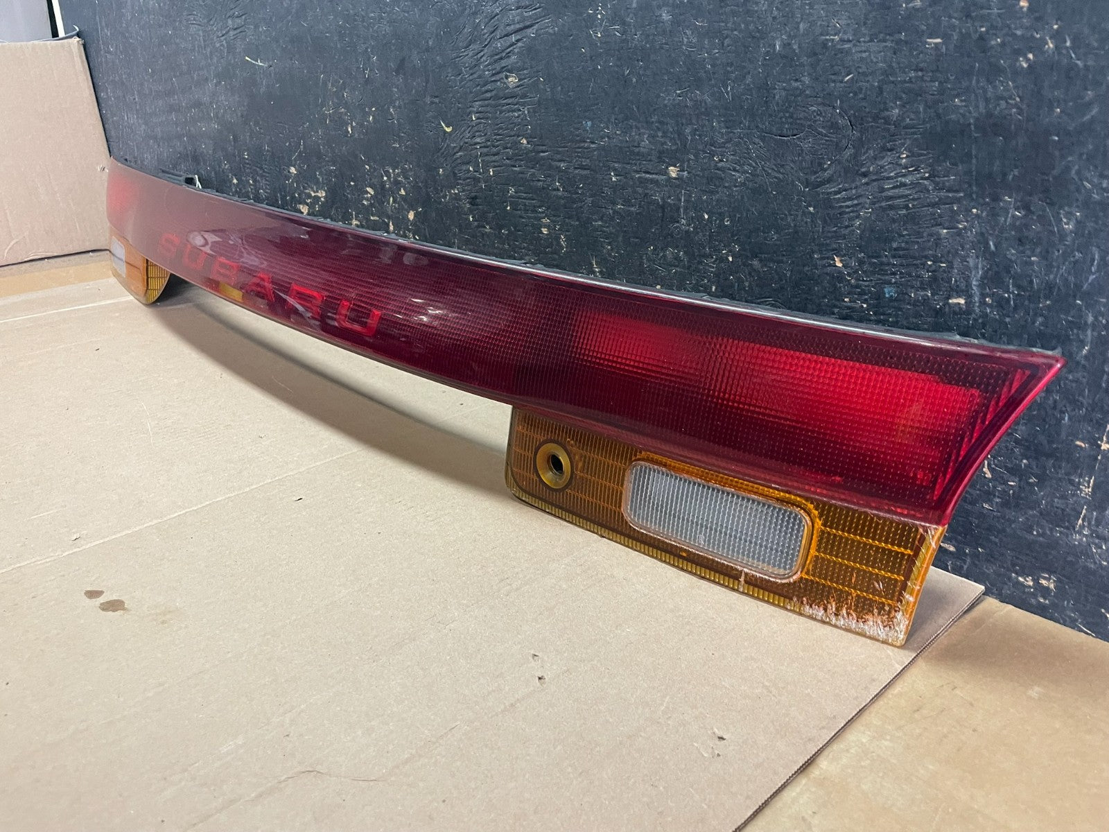 1995 to 1996 Subaru Legacy Wagon Trunk Mounted Center Tail Light Panel z8540 DG1