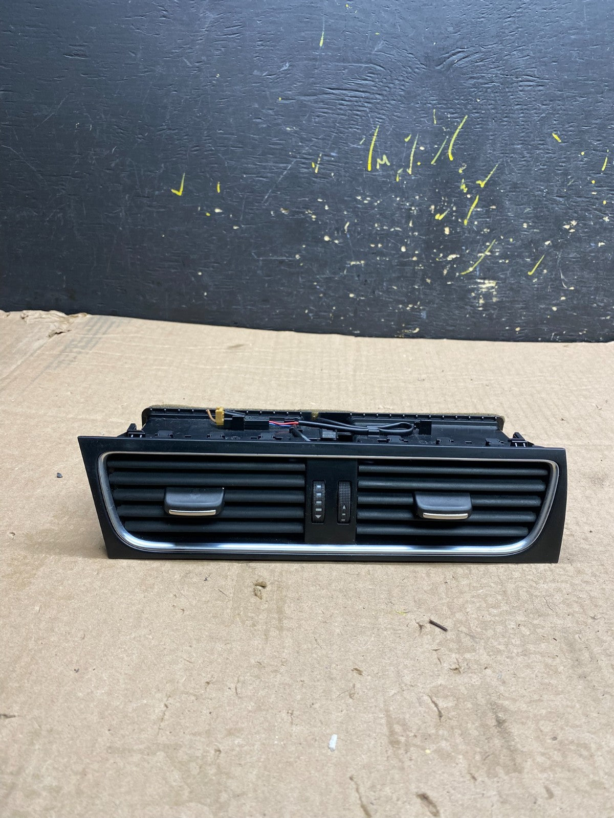 2009 to 2012 Audi A4 Center Dashboard Air Vent OEM z0017 DG0