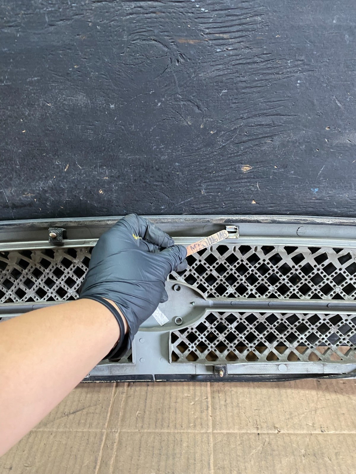 2004 to 2005 Kia Sedona Front Upper Grill Grille OEM r7819 DG12
