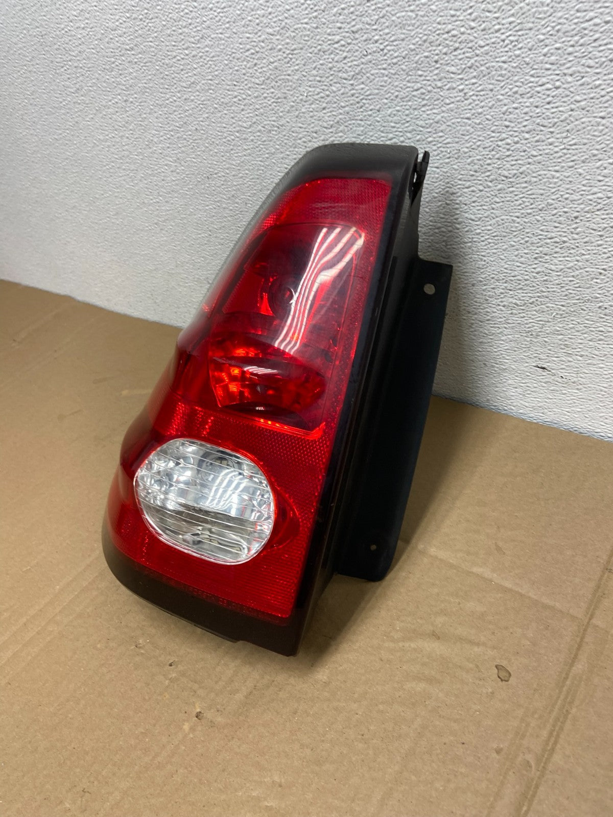 2001 - 2005 Pontiac Aztek Left Driver LH Side Tail Light AC3764 DW1