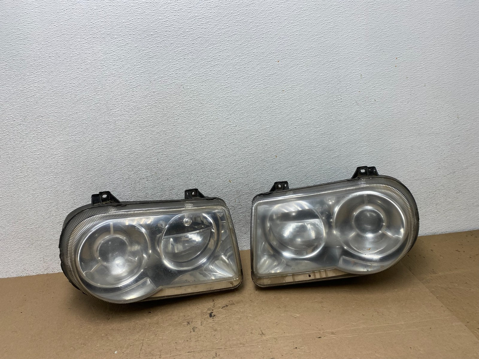 2005 to 2010 Chrysler 300C Left+Right Side Xenon Headlights AF4646 DW0