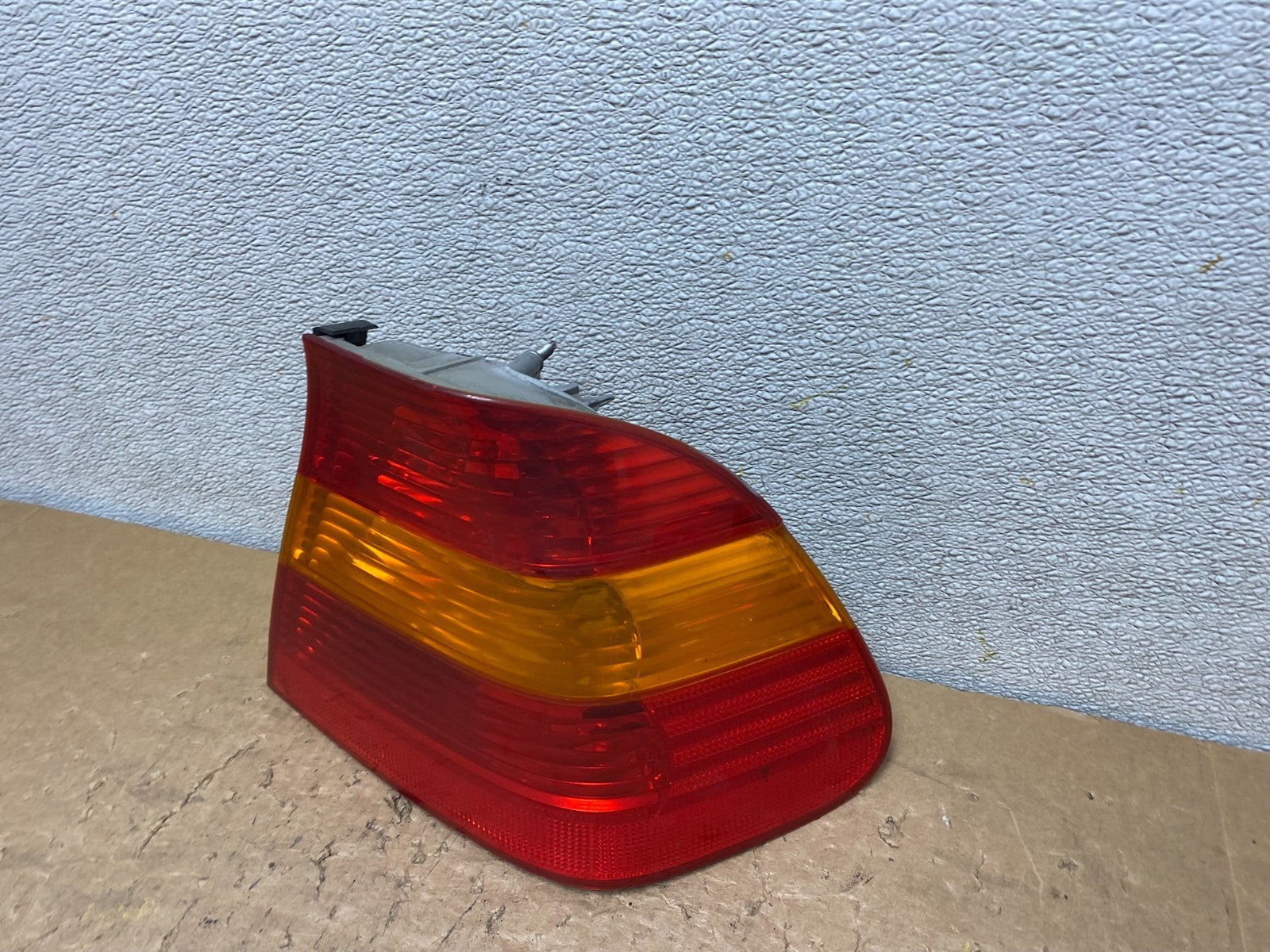 2002 - 2005 BMW 3 E46 Series Right Passenger Tail Light Oem V8357 DW1