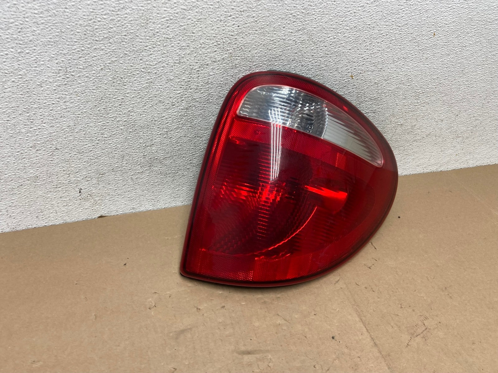 2004 - 2007 Dodge Grand Caravan Right Passenger Side Tail Light AG4622 LK2