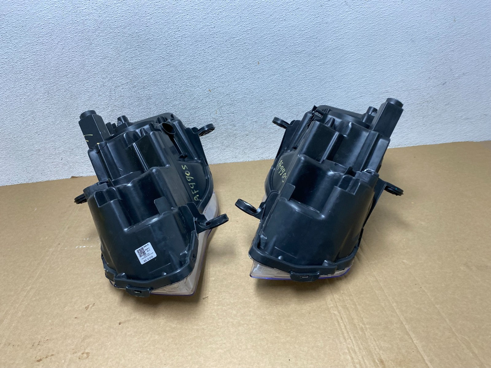 2008 to 2016 Chrysler Town and Country Left+Right Side Headlights AF9905 DW10