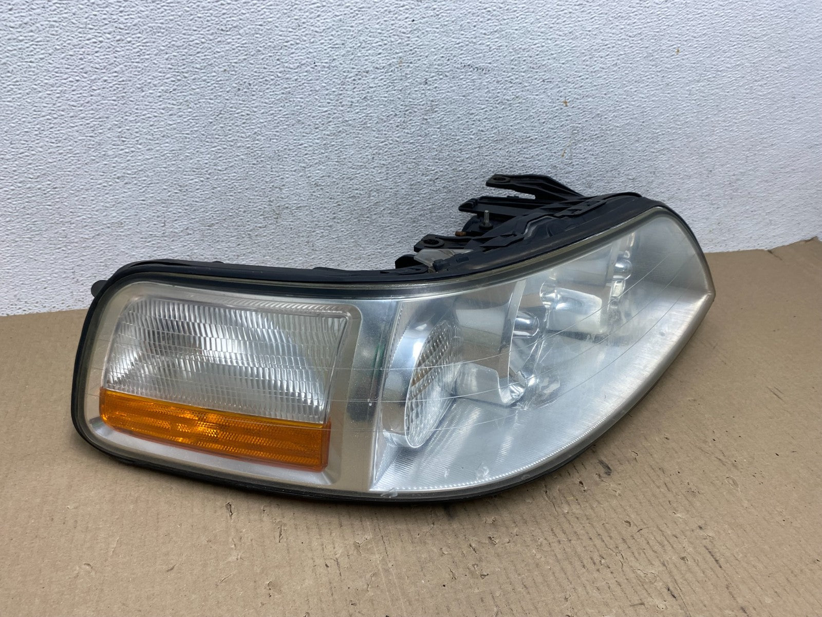 2005 to 2011 Lincoln Town Car Right Passenger Rh Side Headlight AE7028 DW2