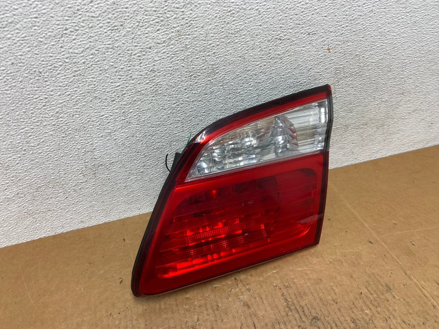 2000-2001 Infiniti i30 Right Passenger Rh Side Tail Light Inner AE1513 LK2
