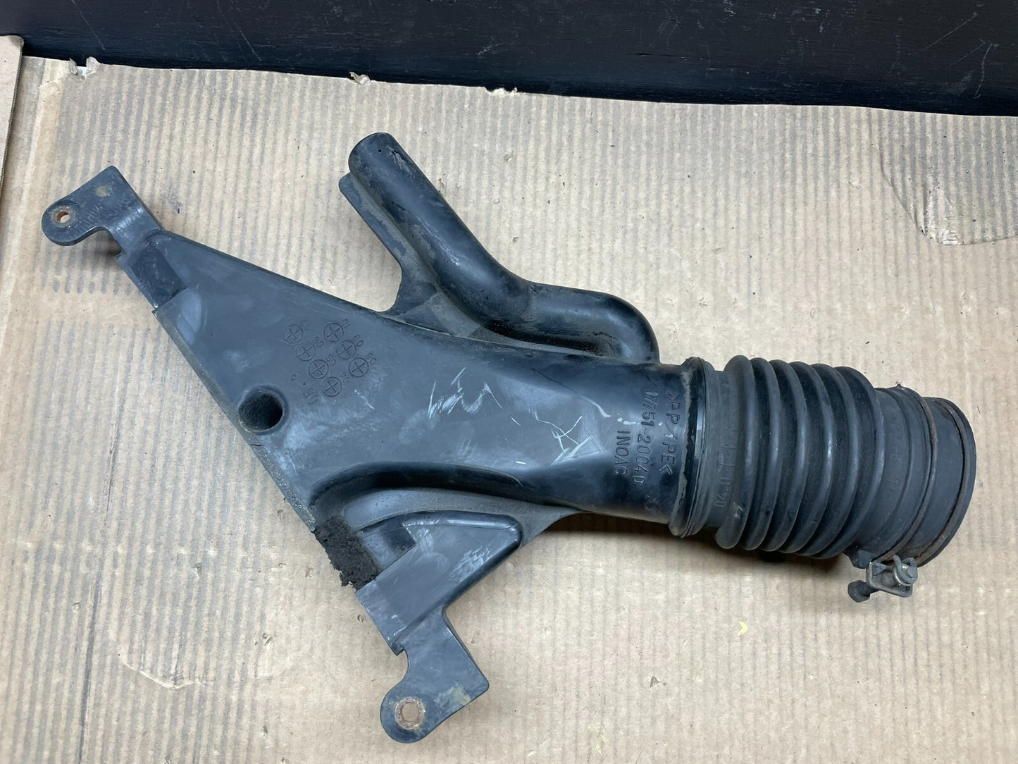 2007 to 2009 Lexus RX350 Air Cleaner Filter Inlet Tube  OEM D8628 DG12