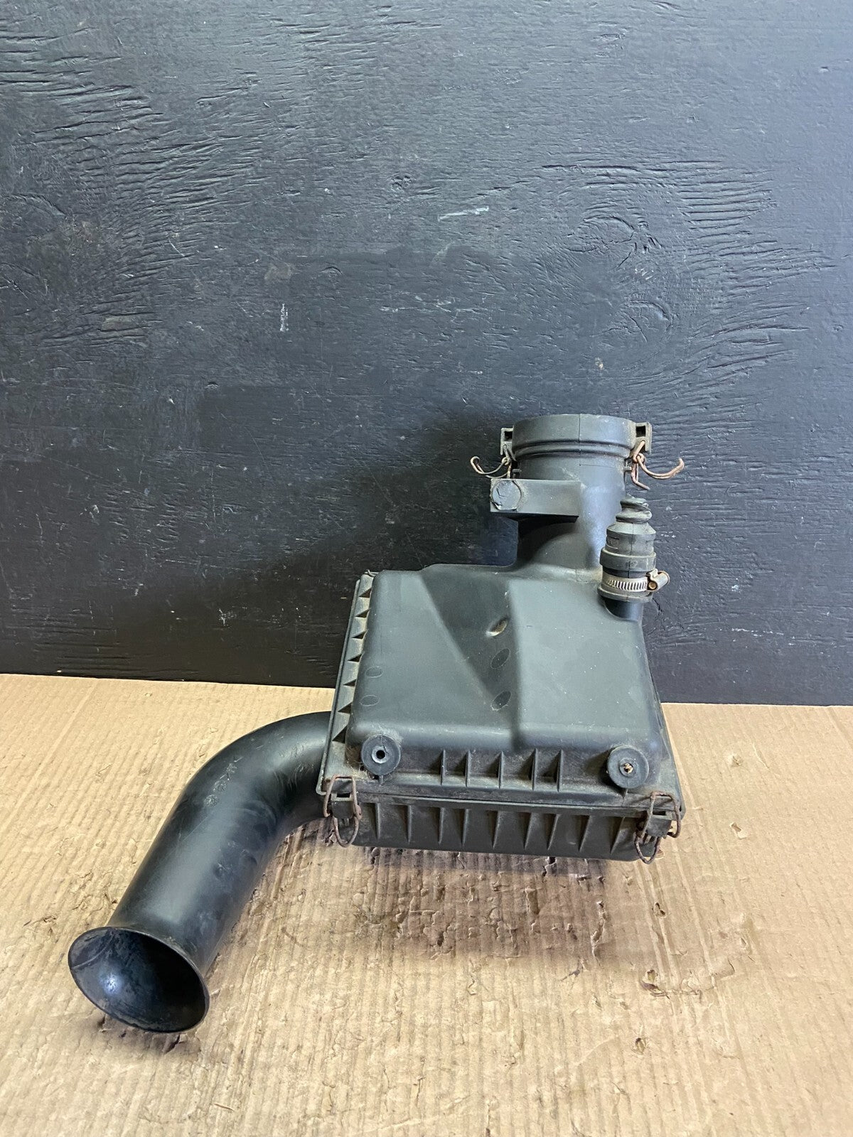 1995 to 1997 Jaguar XJ Air Filter Box Cleaner D2821 Oem DG11